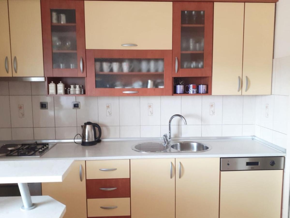 Spacious 80M2 Apartment In The Center Ljubuski Bagian luar foto