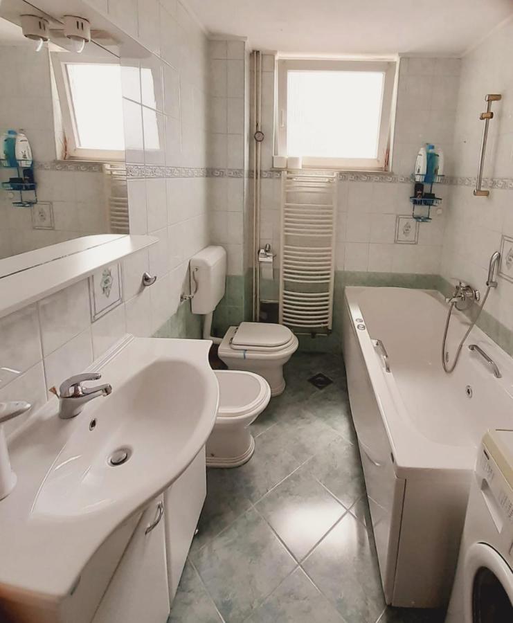 Spacious 80M2 Apartment In The Center Ljubuski Bagian luar foto