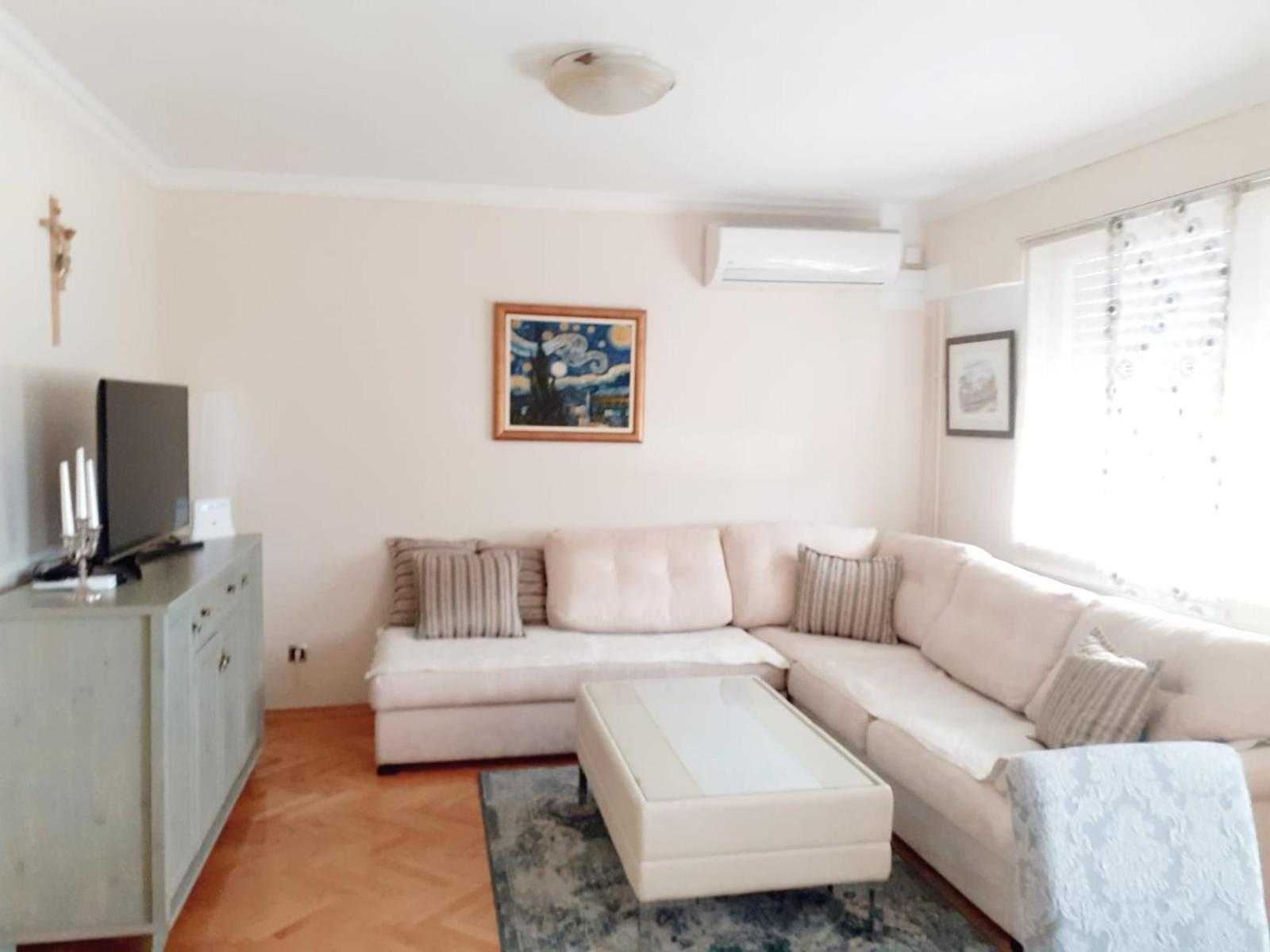Spacious 80M2 Apartment In The Center Ljubuski Ruang foto